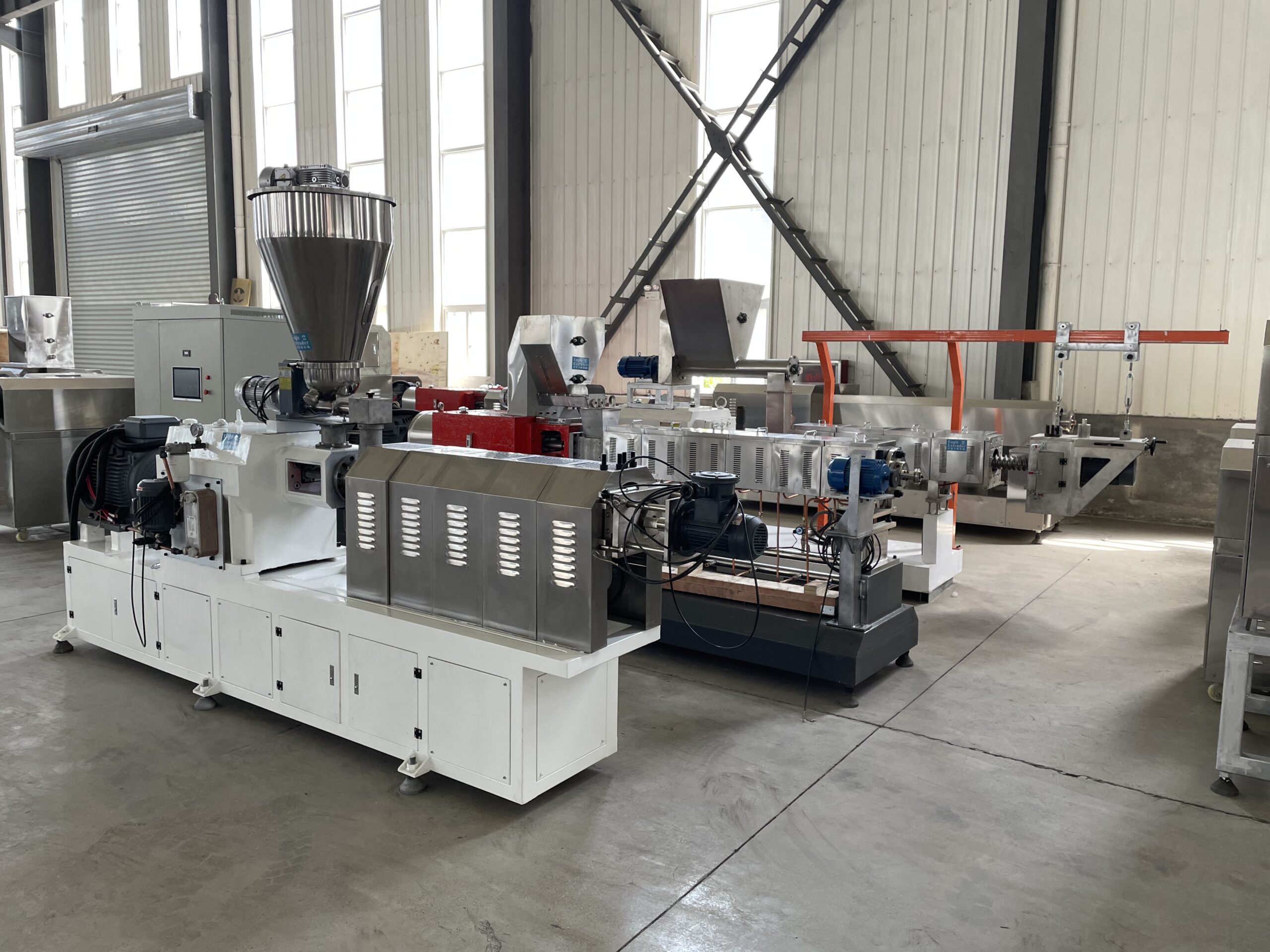 Extruding type bread crumbs machine