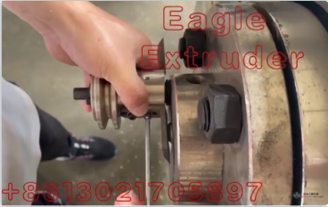 Operation-How to regulate the space between the knife and the mould?